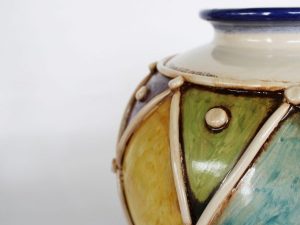 Vaso a Sfera a Rilievo Arlecchino in Ceramica di Caltagirone